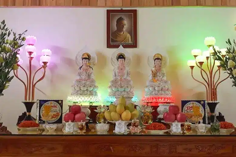 Buddhists often make offerings of clean water, fruits, and incense to the temple
