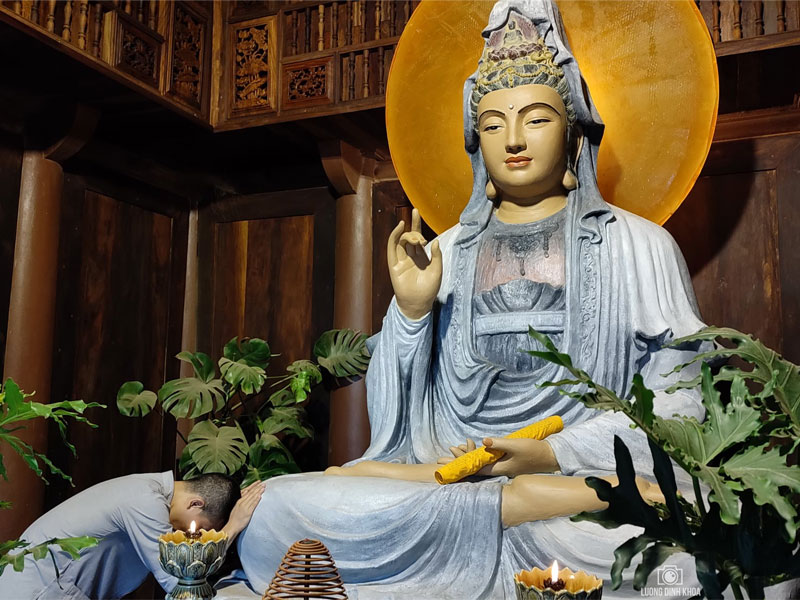 Who does Mahayana Buddhism Worship