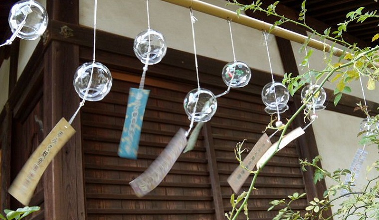 Feng Shui wind chimes are feng shui item to attract luck and wealth