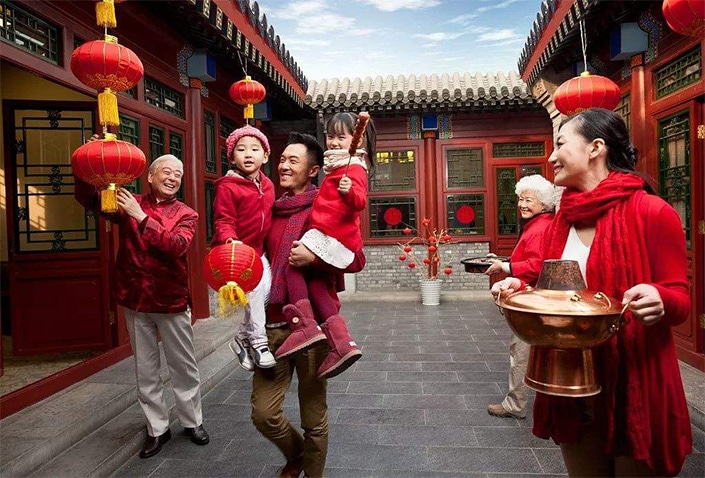 How to hang red lanterns for good luck and wealth